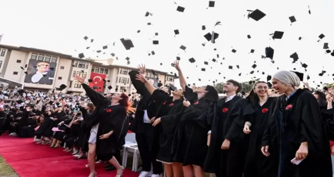 Koç Üniversitesi’nde 32’inci dönem mezuniyet sevinci