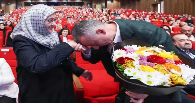 Kocaeli’de Başkan Büyükakın’dan annesine çiçekli kutlama