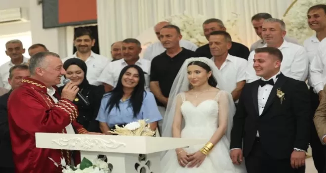 Kocaeli’de düğüne gitti, vatandaşla sohbet etti