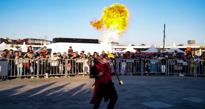 Kocaeli’de havada uçan alevler hayranlıkla izlendi