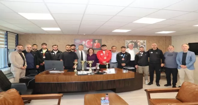 Kocaeli’de İzmit Belediyesporlu güreşçilerden çifte başarı