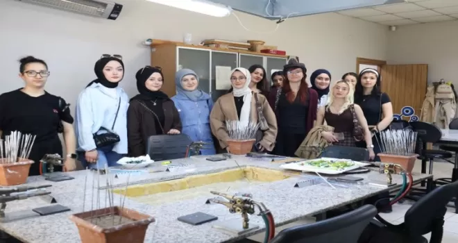 Kocaeli’de üniversiteliler Beyaz Kalpler’de ders işledi