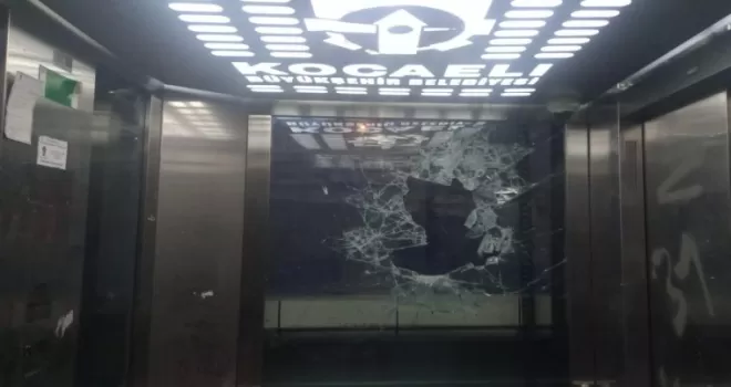 Kocaeli’de vandalizim! Kaldırım taşları ile asansörün camı parçalandı!