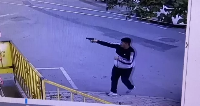 Komşusuna gitmek için evinden çıkan kadın kurşunların hedefi oldu
