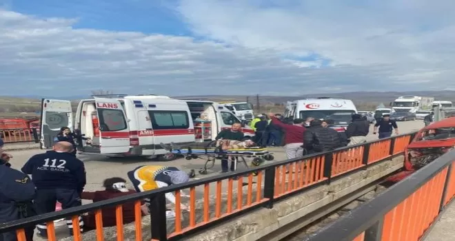 Kontrolden çıkan araç köprüde asılı kaldı: 3 yaralı

