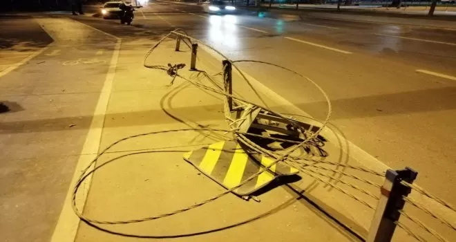 Kontrolden çıkan lüks otomobil defalarca takla attı: 3 yaralı
