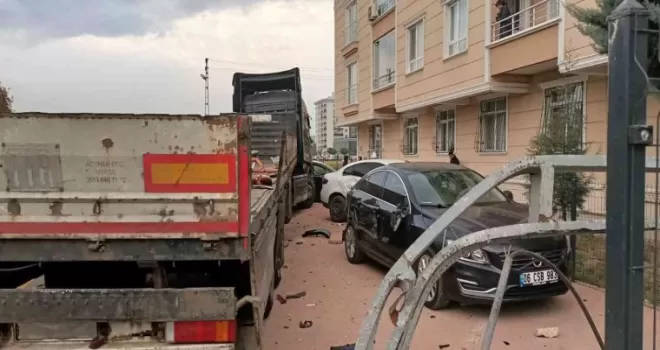 Kontrolden çıkan tır 8 aracı hurdaya çevirdi
