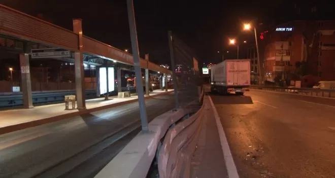 Kontrolden çıkan tır metrobüs bariyerlerine çarparak durabildi: 1 yaralı
