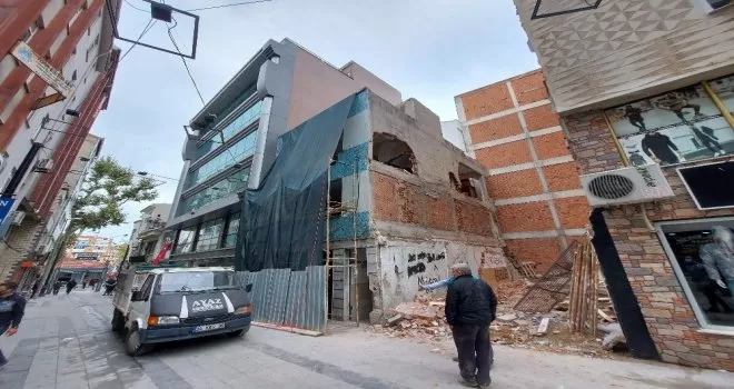 Kontrollü yıkım sırasında 3. kattan boşluğa düştü
