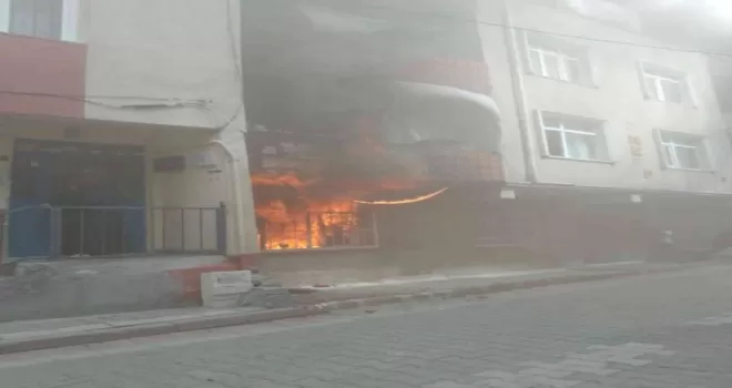 Korkutan yangında mahsur kalanları minibüs yardımıyla kurtardılar
