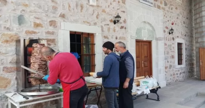 “Korona bitsin“ diye kurban kesip köylüye dağıttı
