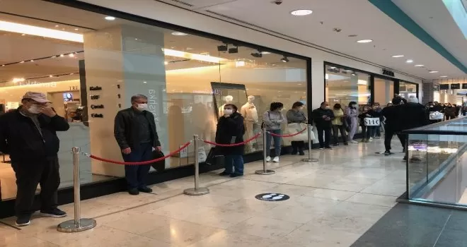 Korona virüs hiçe sayıldı, indirim nedeniyle metrelerce kuyruk oluştu
