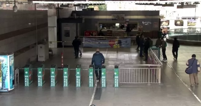 Korona virüs nedeniyle Mecidiyeköy Metrobüs durağı boş kaldı
