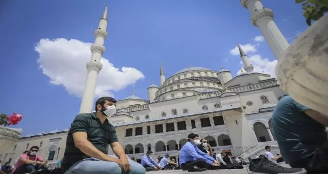 Korona virüs önlemli üçüncü cuma namazı
