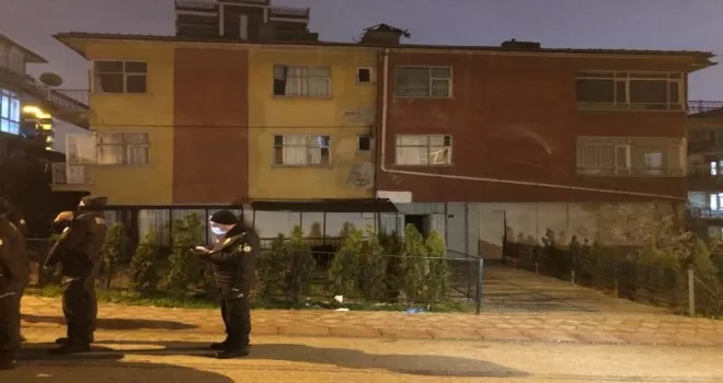 Korona virüs salgınına aldırmayan kişiler kaçak kıraathanede basıldı
