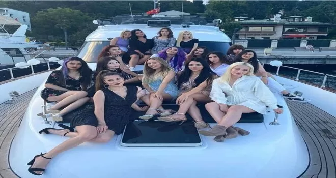 Korona virüse rağmen yat partisi kamerada

