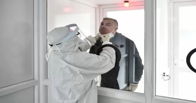 Koronavirüs testlerinde kullanılan negatif basınçlı kabin görüntülendi
