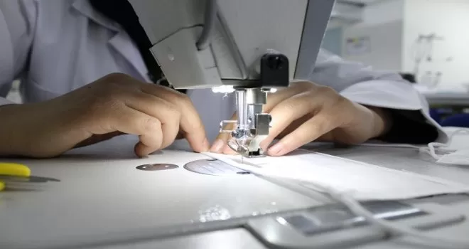 Koruma kalkanı ‘maske’ Türk ve mülteci kadınlar tarafından üretiliyor
