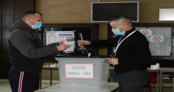 Kosova’da halk erken genel seçim için sandık başında