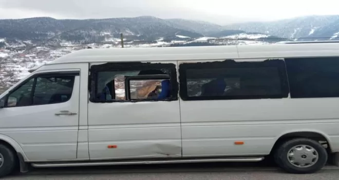 Köy minibüsünün üzerine kayalar düştü: 2 yaralı
