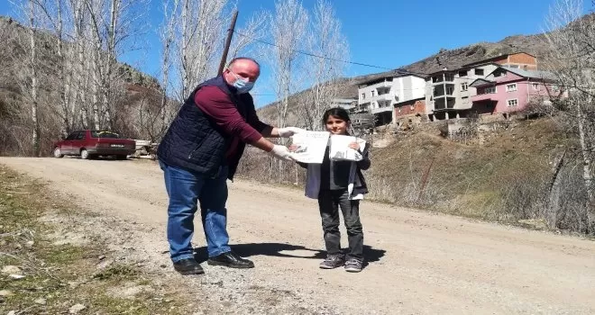 Köy okulu öğretmenleri öğrencilerini yalnız bırakmadı
