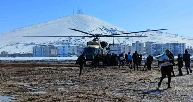 Köylere askeri helikopterlerle erzak sevkiyatı yapılıyor
