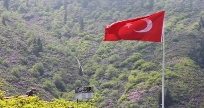 Köyün zirvesine  şehitlerin hatırasına Türk Bayrağı diktiler