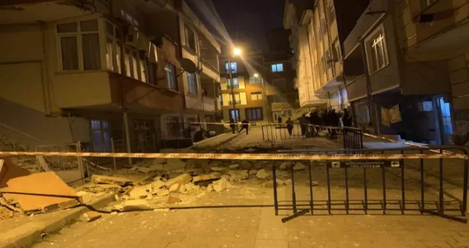 Küçükçekmece’de 3 katlı binanın balkonu çöktü
