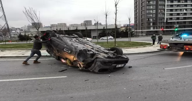 Küçükçekmece’de bir araç takla attı, sürücü ve yolcu kaza yerinden kaçtı
