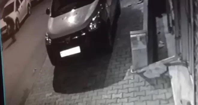 Küçükçekmece’de bir aracın lastiklerini kesip kaçtı
