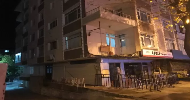 Küçükçekmece’de bir evin balkonu bir anda çöktü
