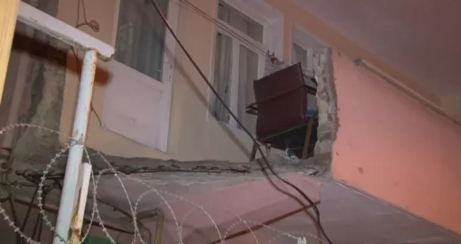 Küçükçekmece’de evin balkonu çöktü: 1 yaralı
