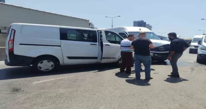 Küçükçekmece’de iki araç kafa kafaya çarpıştı
