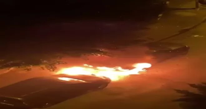 Küçükçekmece’de iki otomobilin alevler içinde kaldığı anlar kamerada
