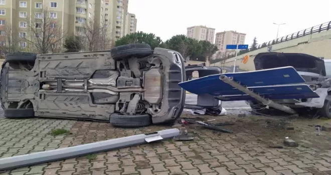 Küçükçekmece’de kavşakta kontrolsüz sürücüler kaza yaptı: 2 yaralı
