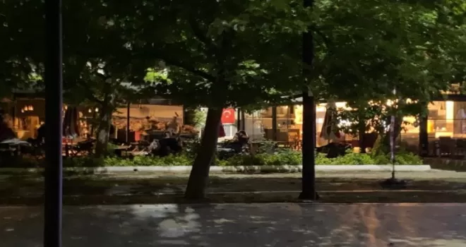 Küçükçekmece’de kısıtlama saatinde sahilde oyun oynadılar
