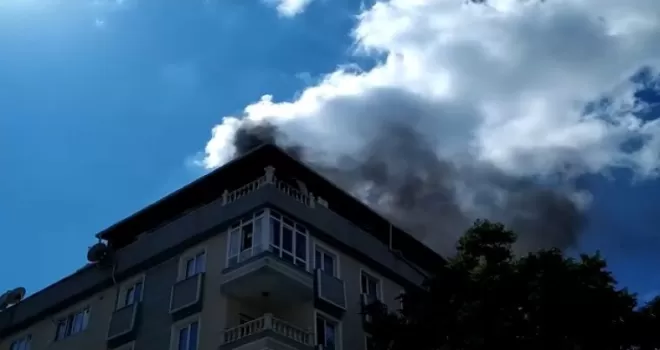 Küçükçekmece’de korkutan çatı yangını
