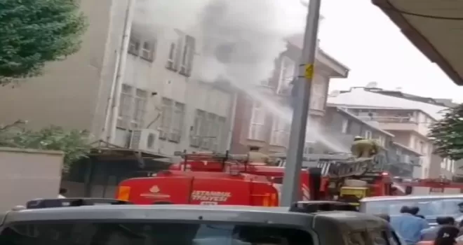 Küçükçekmece’de korkutan yangın: 2 yaralı
