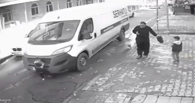 Küçükçekmece’de minibüsün çocuğun üzerinden geçme anı kamerada
