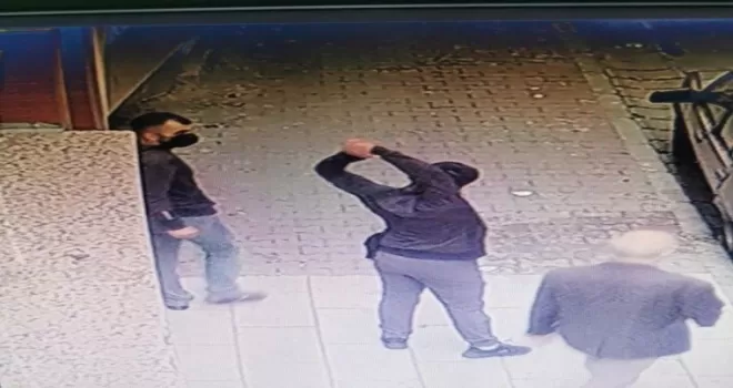 Küçükçekmece’de önce hırsızlık yaptılar sonra güle oynaya kaçtılar
