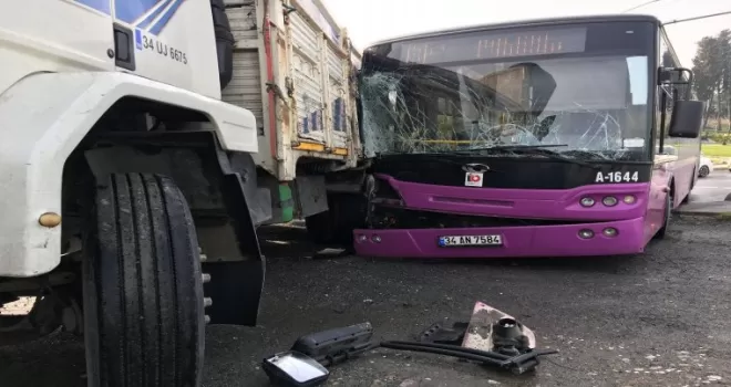 Küçükçekmece’de otobüs ile kamyon birbirine girdi
