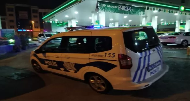 Küçükçekmece’de tekeri patlayan otomobil benzinlikteki markete girdi
