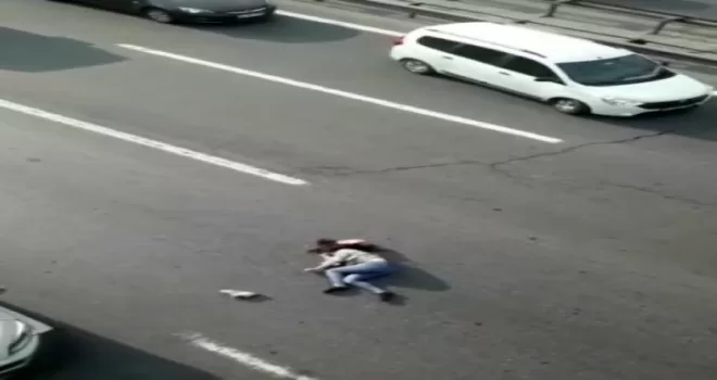 Küçükçekmece’de üste geçide çıkan kadın yola atladı
