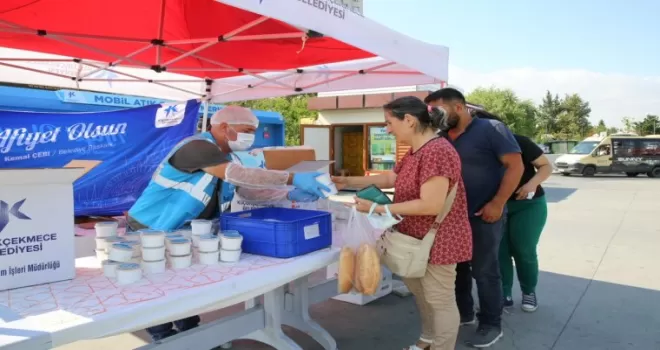 Küçükçekmece’de vatandaşlara aşure ikramı
