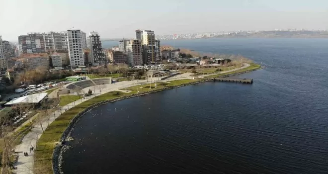 Küçükçekmece Gölü’nde sular çekildi
