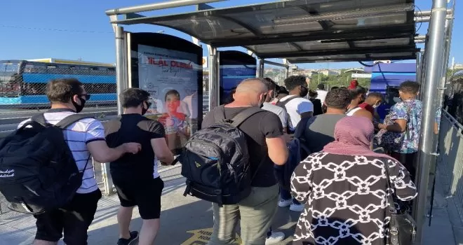 Küçükçekmece metrobüs durağında dikkat çeken yoğunluk
