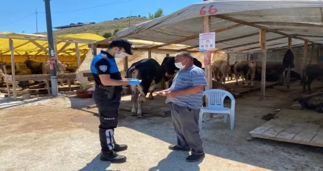 Kurban pazarında polisten korona virüs uyarısı
