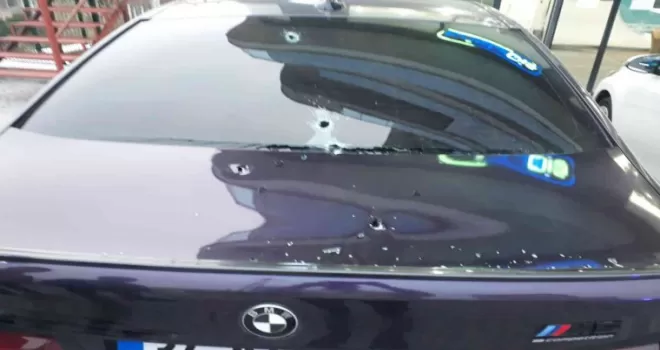Kurye motosikletiyle gelip diş hekiminin aracını kurşunladı

