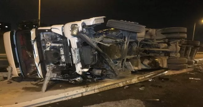 Kuzey Marmara Otoyolu’nda TIR devrildi
