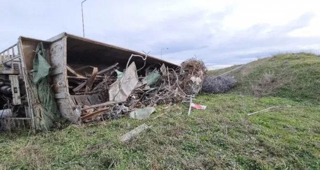 Kuzey Marmara Otoyolu’nda tır devrildi

